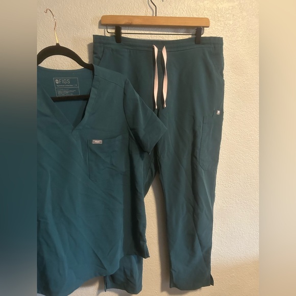 Figs two piece scrub set - Picture 3 of 12